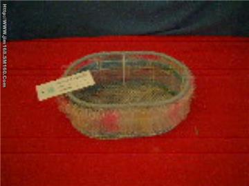 The plant weaves the handicraft