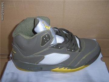 Cheap wholesale and retail sneaker shoes boots hoodies jeans t-shirts 