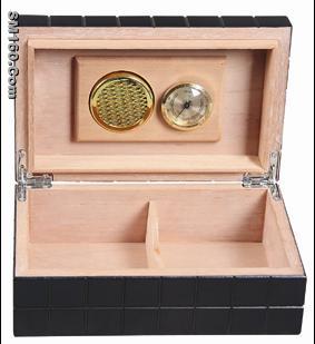 cigar humidor, cigar case, cigar box, cedar wood humidor