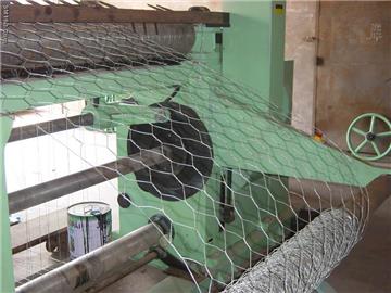 Hexagonal mesh machine