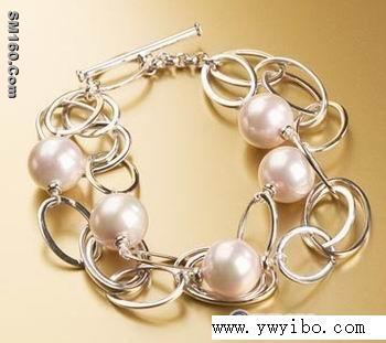 Fashionable  pearl   bracelets