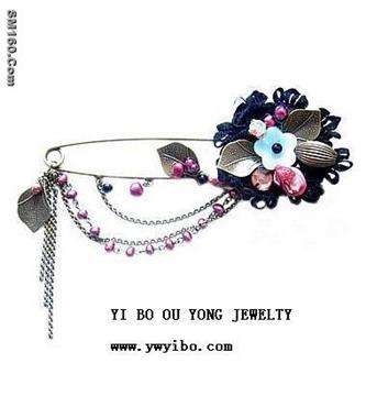 Charming   Pearl  Brooches