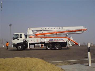 Truck-mounted concrete pump 